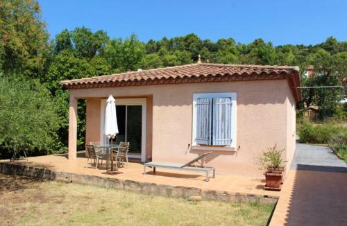 Maison de 2 chambres avec piscine partagee terrasse amenagee et wifi a Cebazan gîte à louer Pierrerue