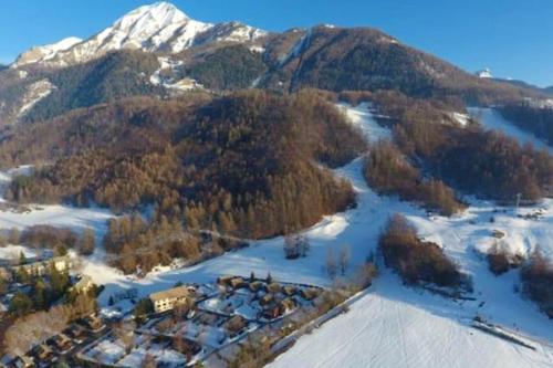 Skats, Chalet charmant à Saint-Léger-les-Mélèzes avec vue sur la montagne (Chalet charmant a Saint-Leger-les-Melezes avec vue sur la montagne) in Saint-Leger-les-Melezes