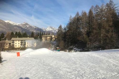 Skats, Chalet charmant à Saint-Léger-les-Mélèzes avec vue sur la montagne (Chalet charmant a Saint-Leger-les-Melezes avec vue sur la montagne) in Saint-Leger-les-Melezes