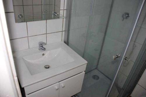 Bathroom, Appartement d'une chambre avec vue sur la ville et wifi a Rosny sous Bois in Rosny-sous-Bois