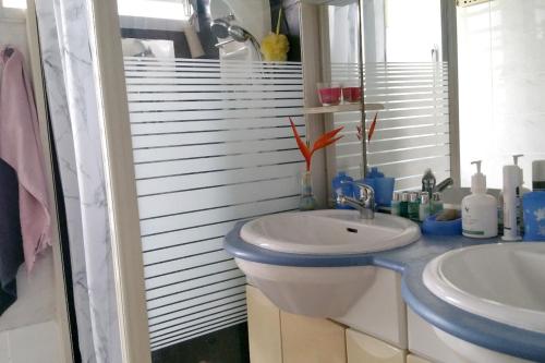 Salle de bain, Appartement confortable à Lamentin 30 m² avec vue montagne (Appartement confortable a Lamentin 30 m² avec vue montagne) in Lamentin