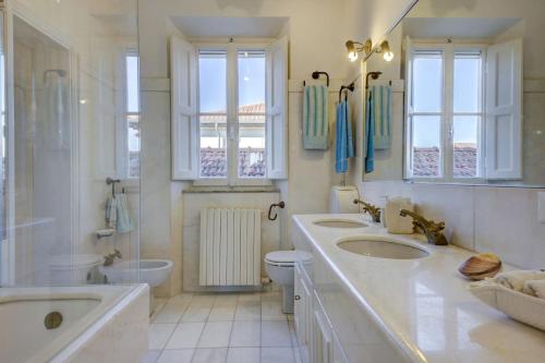 Fürdőszoba, Spacious Apartment in Forte dei Marmi - Sea View & Balcony in Forte Dei Marmi