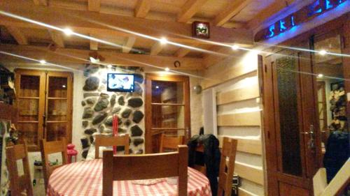 Chalet de 2 chambres avec terrasse amenagee et wifi a Ger de Boutx a 4 km des pistes gîte à louer Razecueillé