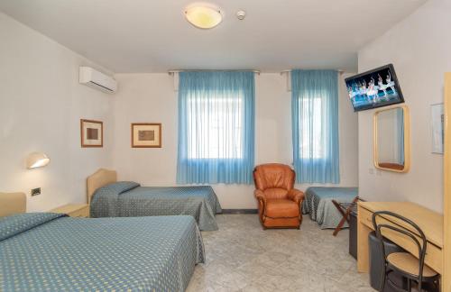 4 twin beds