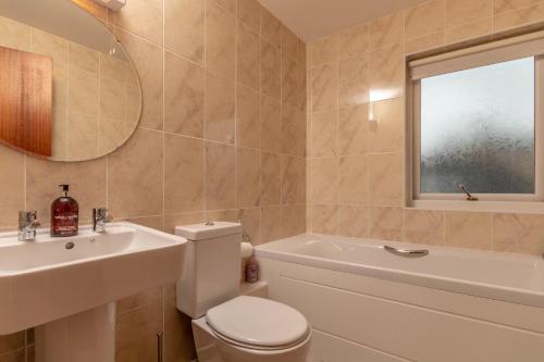 浴室, Beachview-Holiday Flat 2- Sleeps8 in 洛西茅斯