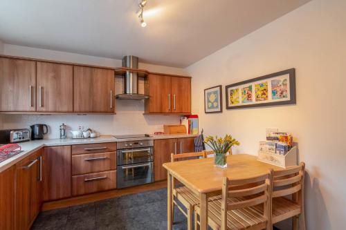 廚房, Beachview-Holiday Flat 2- Sleeps8 in 洛西茅斯
