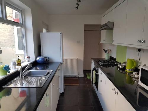 Konyha, House - Sleeps 4 - Pets Ok - Parking - Garden in Guisborough