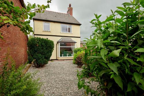 Entrada, Detached 3 Bed House Ideal for Long Stays & Pets in Mold
