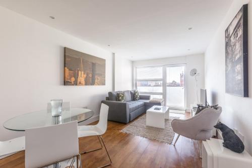 Luxury 2-Bed Flat parking near Tube and Emirates, Londres