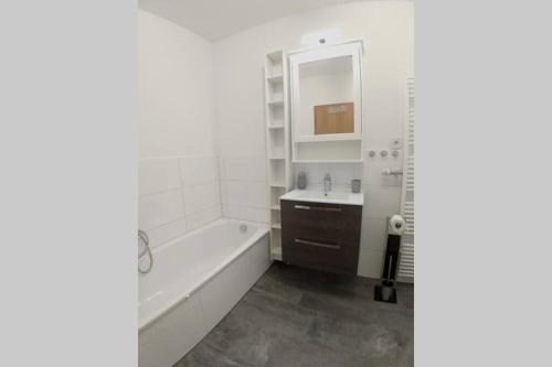 浴室, EXKLUSIVE Ferienwohnung in Einbeck, 3 Schlafzimmer mit Balkon! in 艾恩貝克