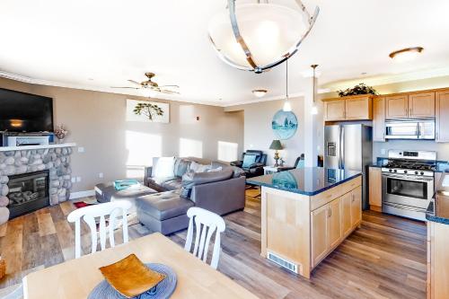 Oceanfront Contemporary - image 4
