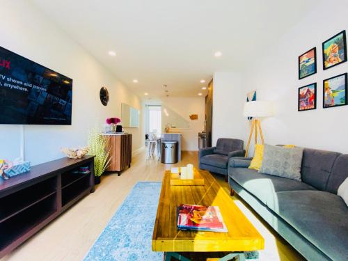 Modern Ballard Townhouse - 92 Walkscore & Rooftop!