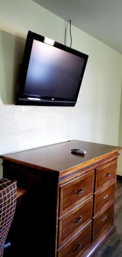 WILLIAMSTON INN - image 2