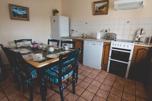 virtuve, 3 Bed Cottage - Sleeps 7 - Parking - Play Area in Crossmolina