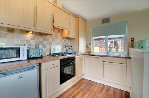 مطبخ, Stunning 3-Bed Hot Tub Lodge Northumberland in ايشوت