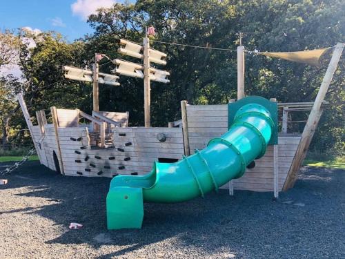 ملعب للأطفال, Stunning 3-Bed Hot Tub Lodge Northumberland in ايشوت