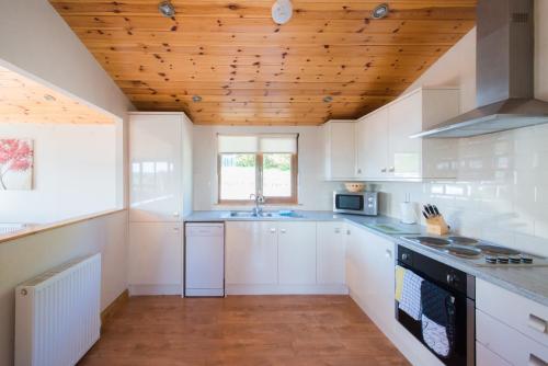 Kingfisher Lodge with Hot Tub near Cupar Fife - image 2