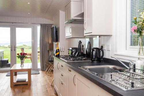 Konyha, Super King Lodge-Sleeps 2-HotTub-Sea View in Langbank