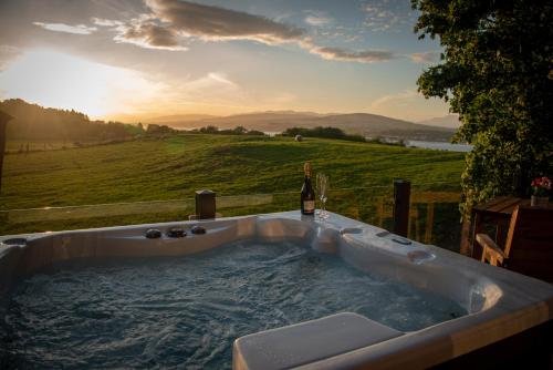 Super King Lodge-Sleeps 2-HotTub-Sea View - Gartocharn Super King Lodge-Sleeps 2-HotTub-Sea View - Gartocharn