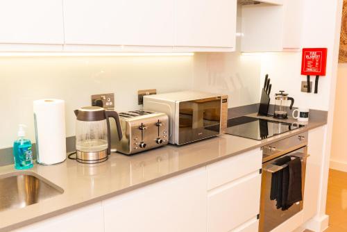 Absolute Stays on Grosvenor - Close to London - Near Luton Airport - St Albans Abbey Train Station -