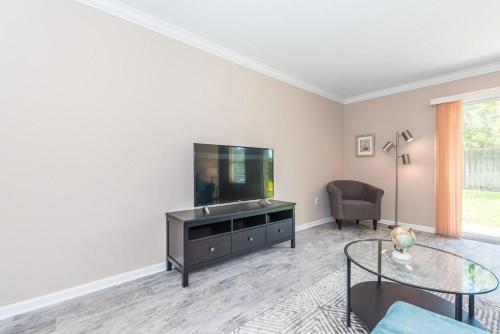 Cozy Island Condo - Walk to Downtown! - main image