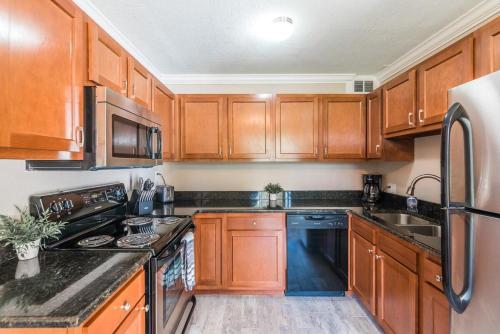 Cozy Island Condo - Walk to Downtown! - image 5