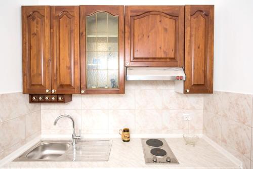 Apartment with one bedroom in Kastel Stafilic with shared pool enclosed garden and WiFi 200 m from the beach - image 4