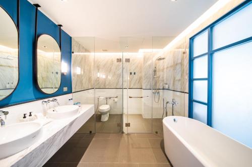 room detail thumbnail 2