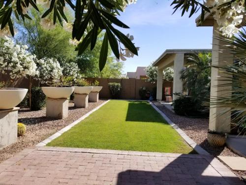 Hotellet från utsidan, Phoenix home near freeways and airport in Laveen