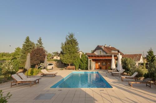 Pool Villa Izabela With Wellness - Accommodation - Križevci pri Ljutomeru