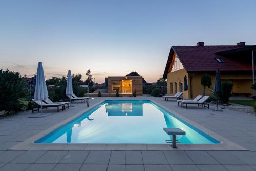 Pool Villa Izabela With Wellness - Accommodation - Križevci pri Ljutomeru