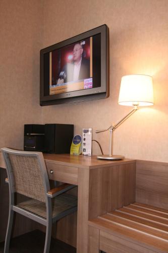Double or Twin Room with City View image 10