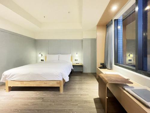 Standard Double Room image 2