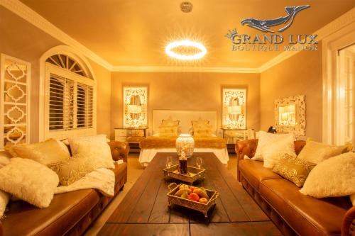 Grand Lux Boutique Manor