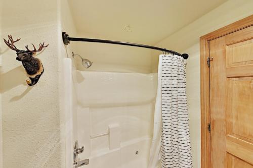 Alpine Getaway - Hot Tub - Walk to Lifts & Dining condo - image 7