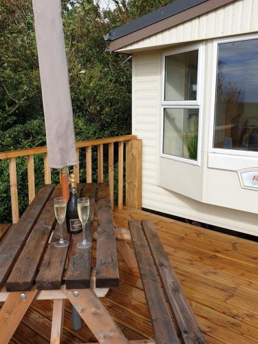 Exterior view of Captivating 2-Bed static caravan in Holyhead
