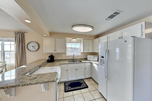 Great Getaways - Unit A - Pool 100 Yards to Beach Duplex - main image
