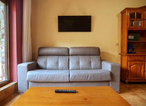 1 bunk bed, 2 sofa beds
