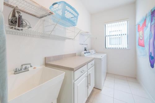 Bahama Sunset- 4 bedroom vacation home with a private pool and spa, game room, and 3 living areas, j