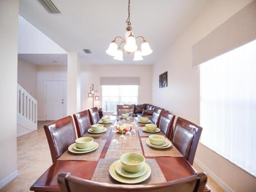 Balmoral Breeze -Lake View Family Villa with Private Pool & Game Room