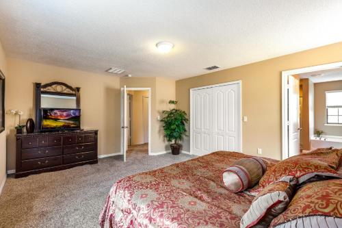 Cypress Pointe- Contemporary Villa in a gated community with a game room - image 11