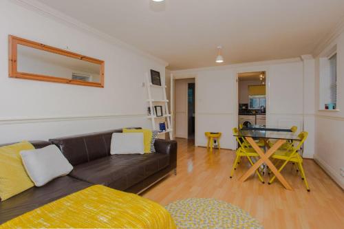 Contemporary 1 Bedroom Flat In Camberwell, Camberwell, London