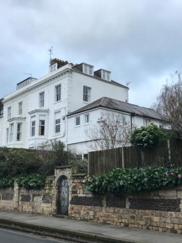 Canterbury 2 Bed Apartment Close to Town CT1 Sleeps 6