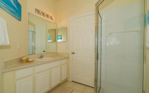 Morningside Vista- 4 bedroom home with a private pool & spa game room and resort amenities - image 11