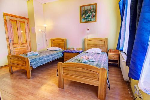 2 twin beds