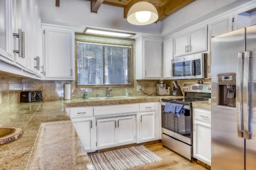 West Shore Chalet - image 6