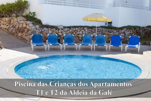 Os Apartamentos A Ramos na Praia da Galé Estão inserido em Condomínio com PISCINA, Fica apenas a 350 Metros da Praia da Galé - Apartamentos com Ar Condicionado tanto nos Quartos como na Sala, Smart TV com Prime Vídeo e Cozinha Completa