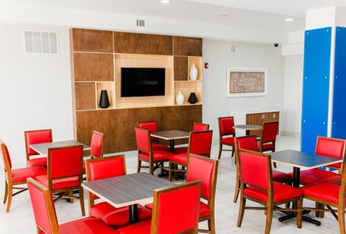 Holiday Inn Express Hotel & Suites Greenville, an IHG Hotel