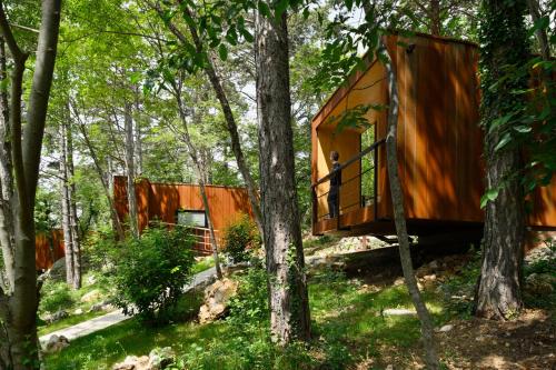 Glamping Hut with Hot Tub and Balcony