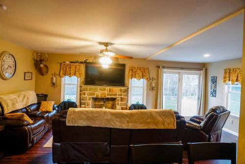 Cabin by the Creek with private creek access - Accommodation - Tannersville